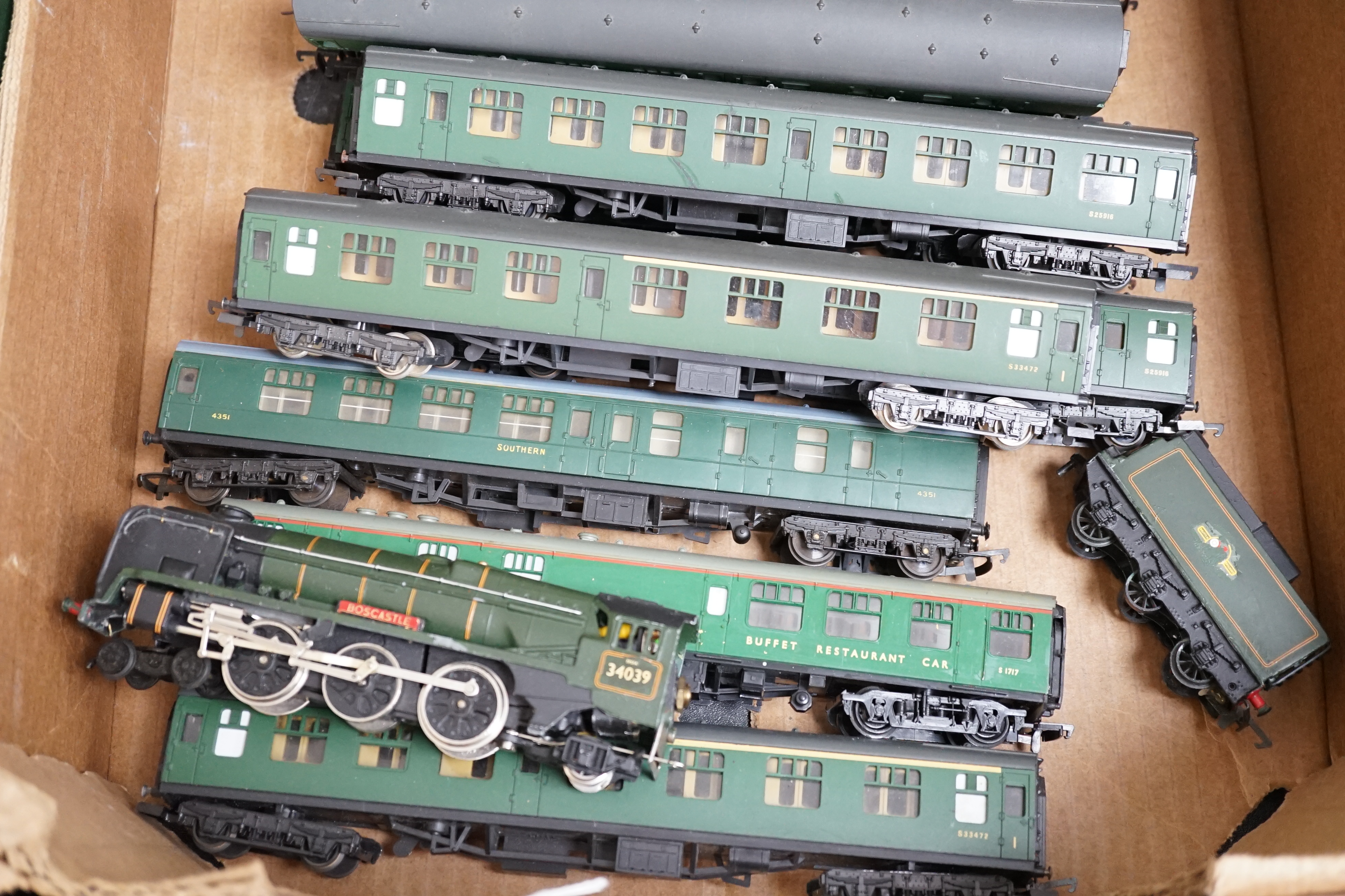 Sixteen 00 gauge model railway items by Hornby, Lima, etc. including a BR West Country Class 4-6-2, Boscastle, together with fifteen bogie coaches in Southern and Great Western livery